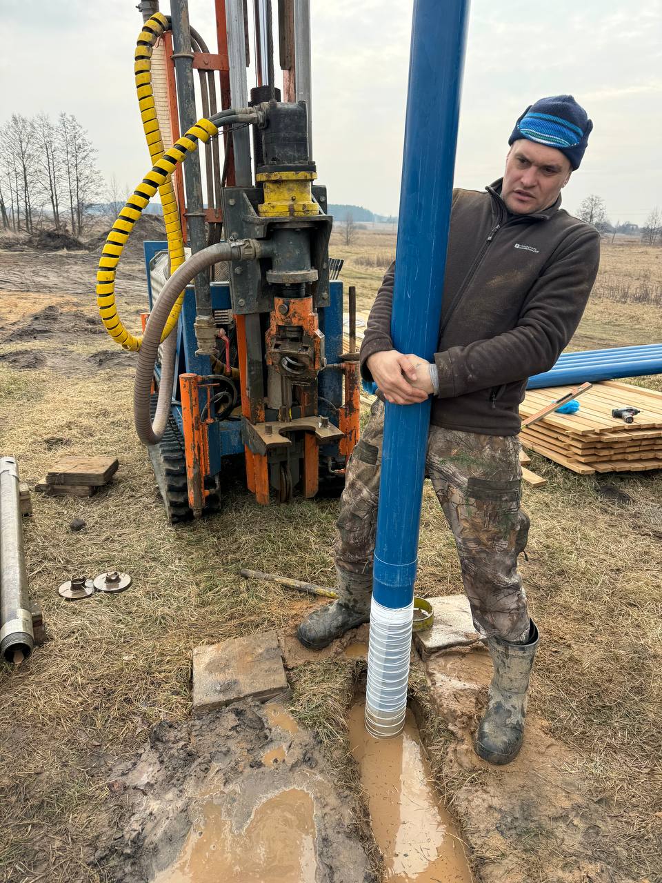 Бурение скважины в Мозыре — мобильная установка на гусеничном ходу