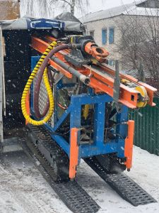 Буровая установка в работе — подача обсадной трубы
