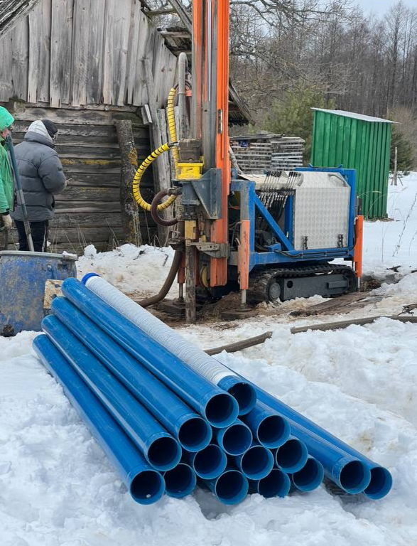Зимнее бурение — установка работает в мороз, на участке снег